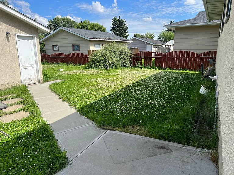 1253 Lakewood Rd N — Photo 2