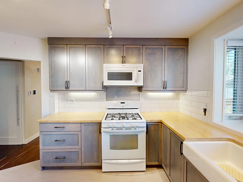 4111 Charleswood Dr NW