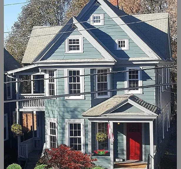 347 Douglas St — Photo 1