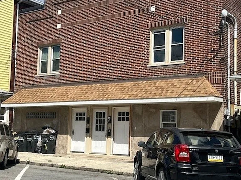 233 E Ridge St — Photo 1