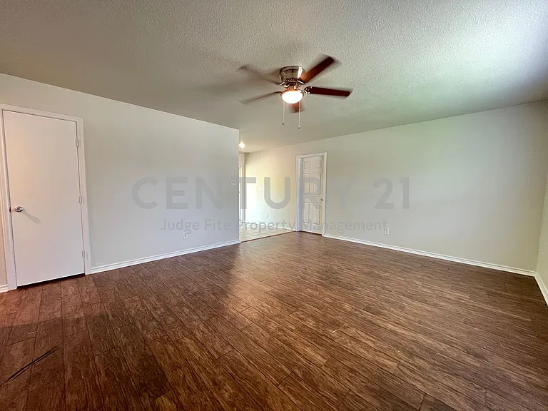 114 Southmanor Ct — Photo 3