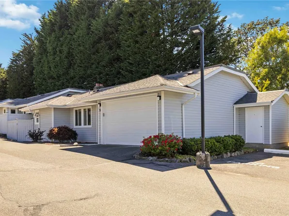 3966 Cedar Hill Cross Rd #9, Saanich, BC V8P 5R4
