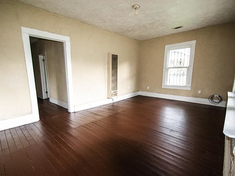 4306 Metropolitan Ave — Photo 3