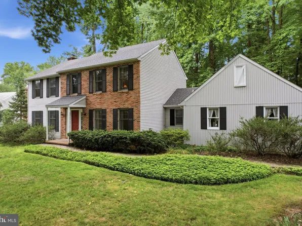 1137 Red Oak Dr, Garnet Valley, PA 19060