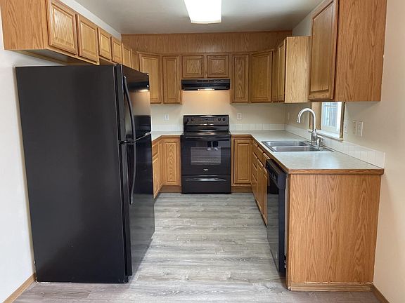 Large kitchen with brand new appliances!