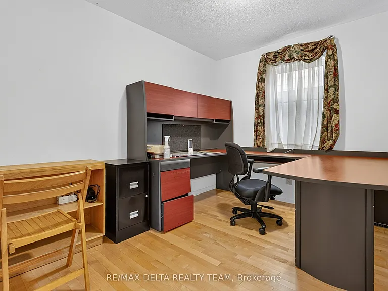 13 Sherk Cres — Photo 5