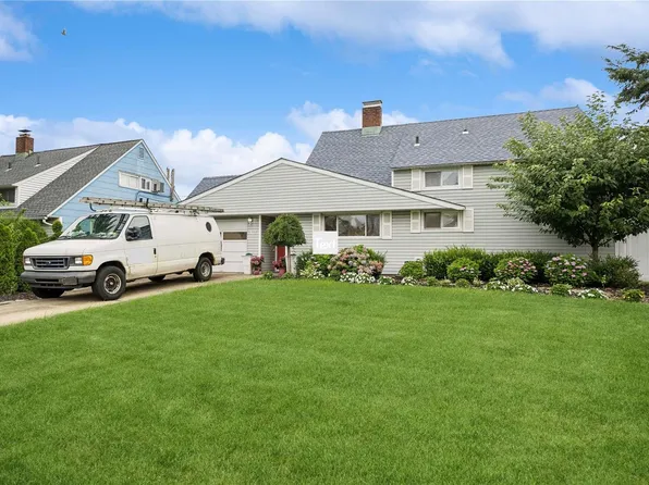 12 Patience Lane, Westbury, NY 11590