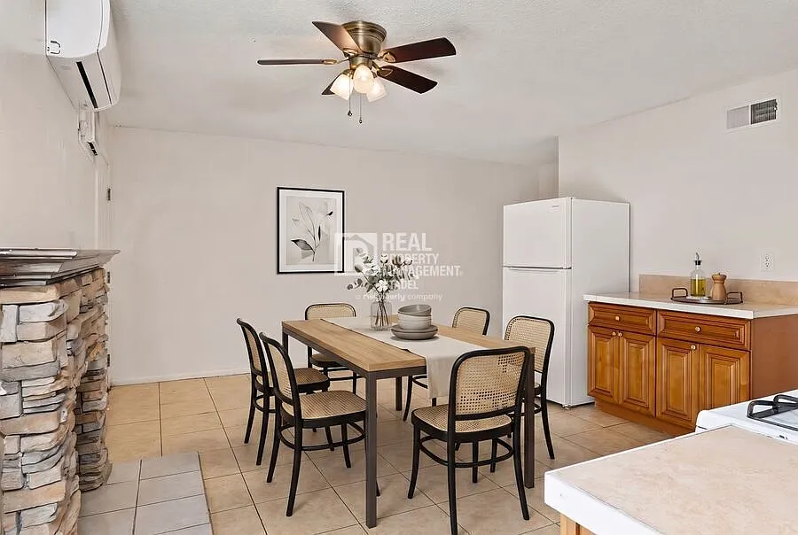 3009 Canyon Crest Dr — Photo 3