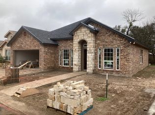 101 Sutton Pl, Uvalde, TX 78801