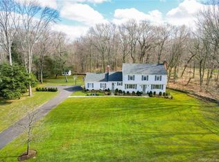 752 Towne House Rd, Fairfield, CT 06824