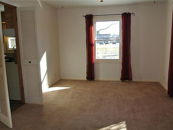 3rd image of 1106 Oakdale Dr