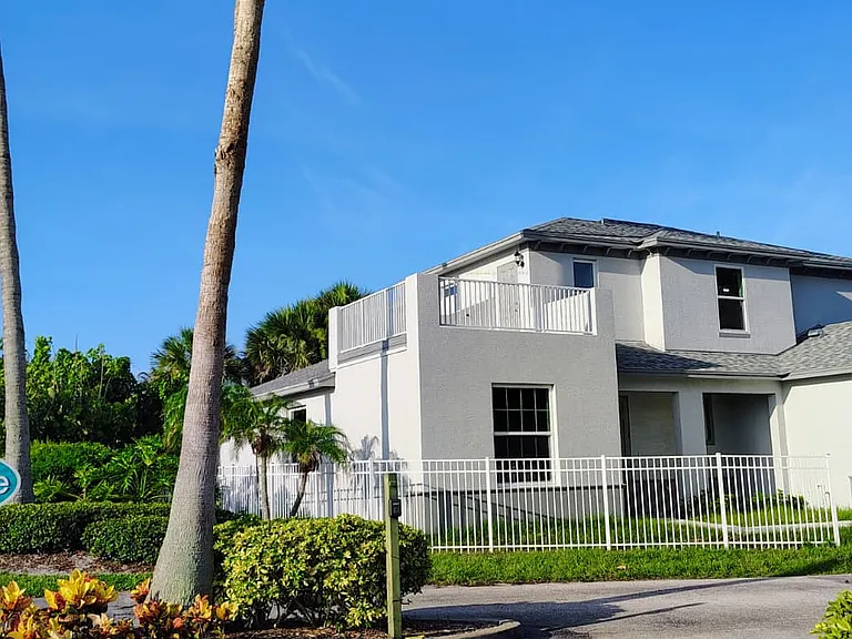 991 Waters Edge Dr — Photo 3