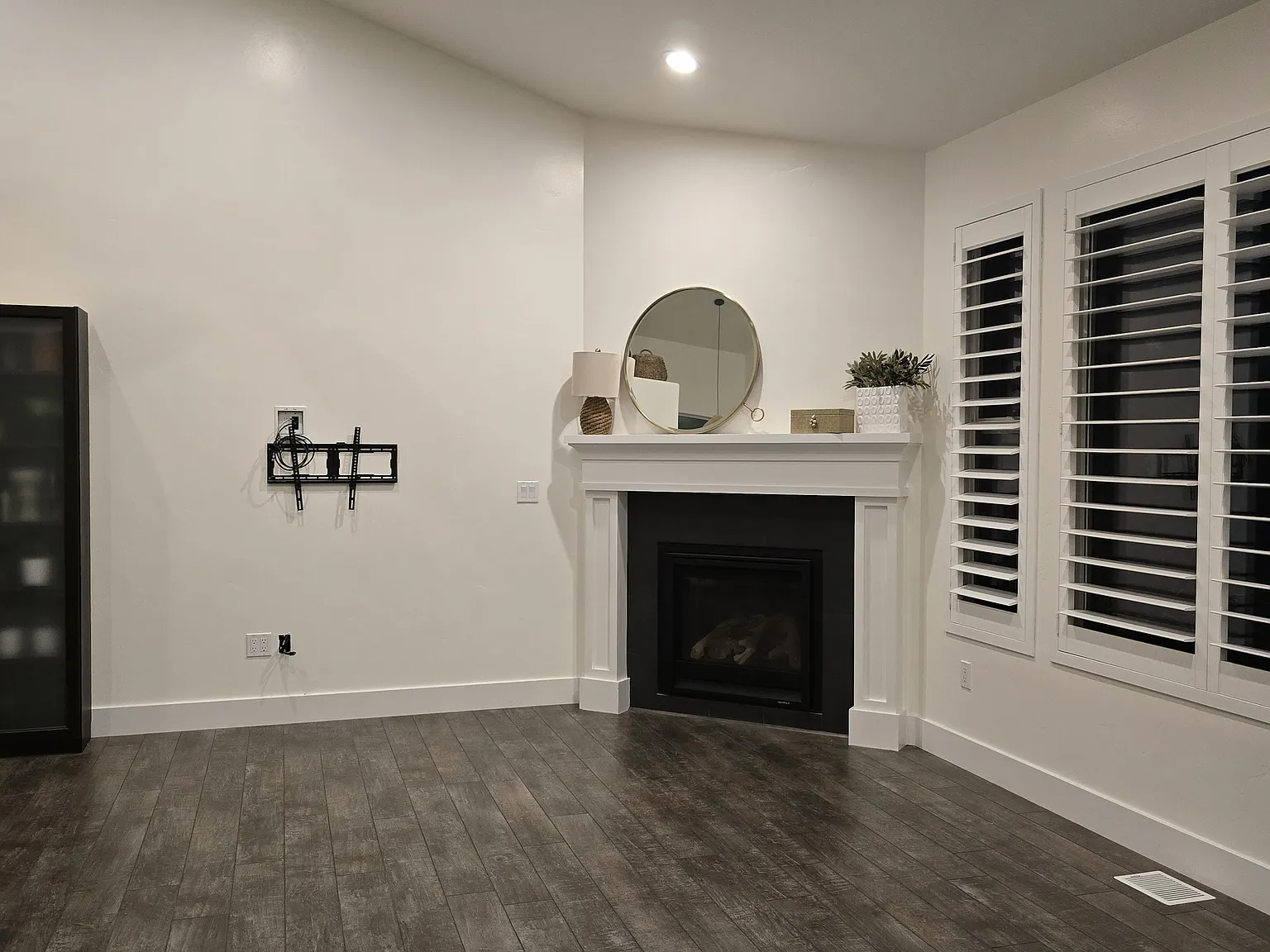 4 bed, 3.5 bath, 2400 sqft, $3,500 — Photo 2