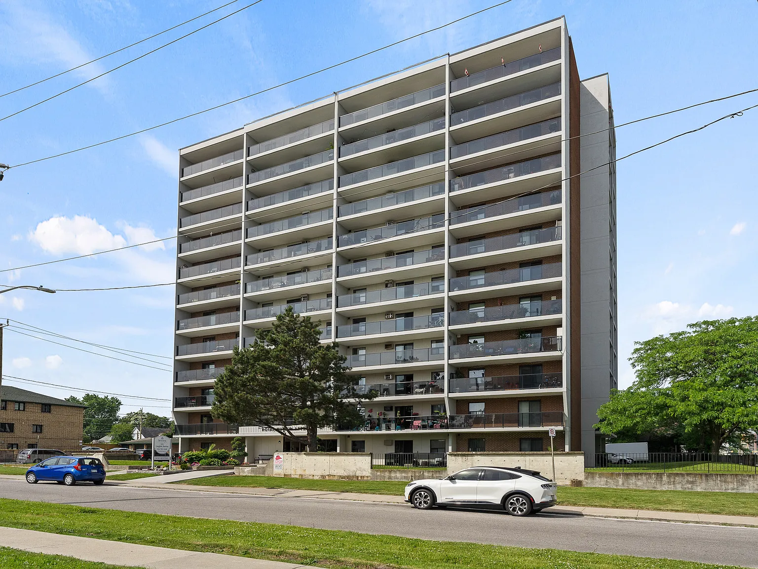 Royal Tower Apartments — Photo 3