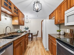 205 Barry Ave S APT 306, Wayzata, MN 55391