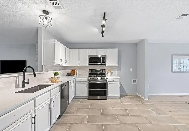 1379 Honeysuckle Ln — Photo 8