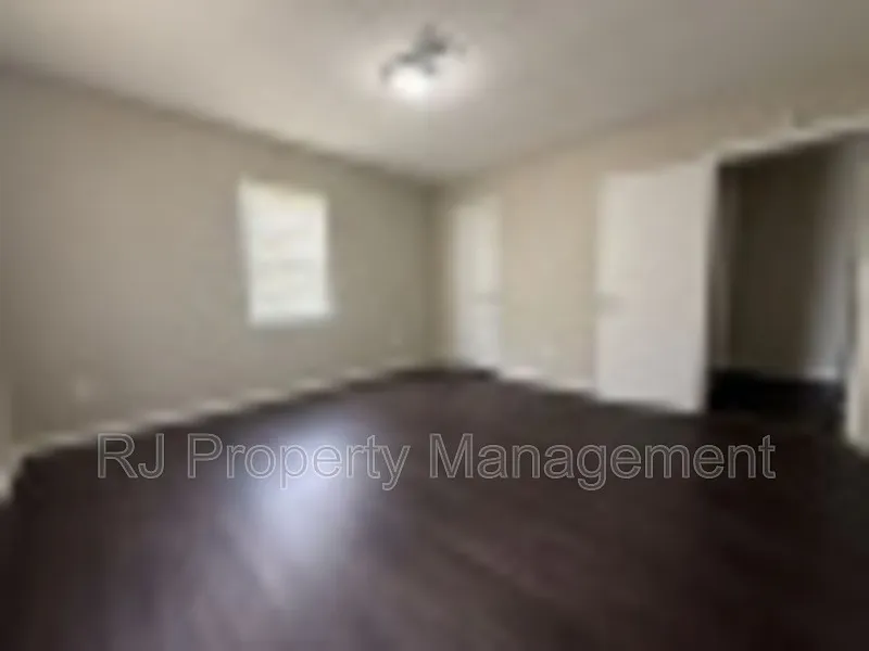 5 bed, 1.0 bath, 1482 sqft, $995 — Photo 3