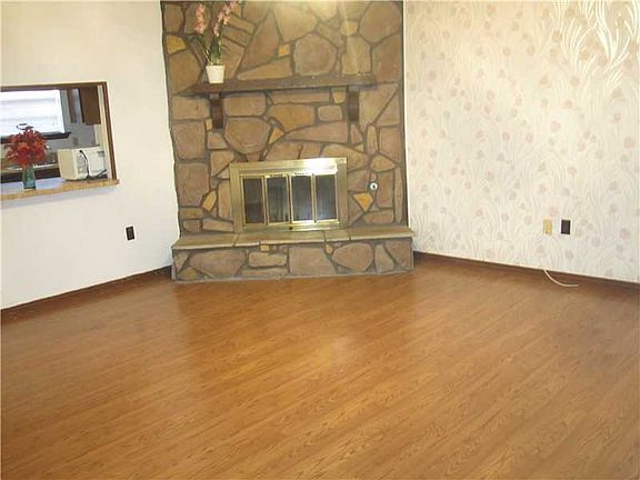 2nd image of 2300 Potomac Dr