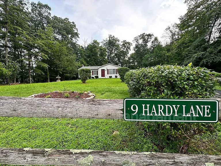 9 Hardy Ln — Photo 1