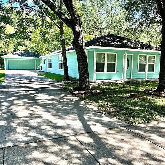 1104 E Walker St — Photo 3