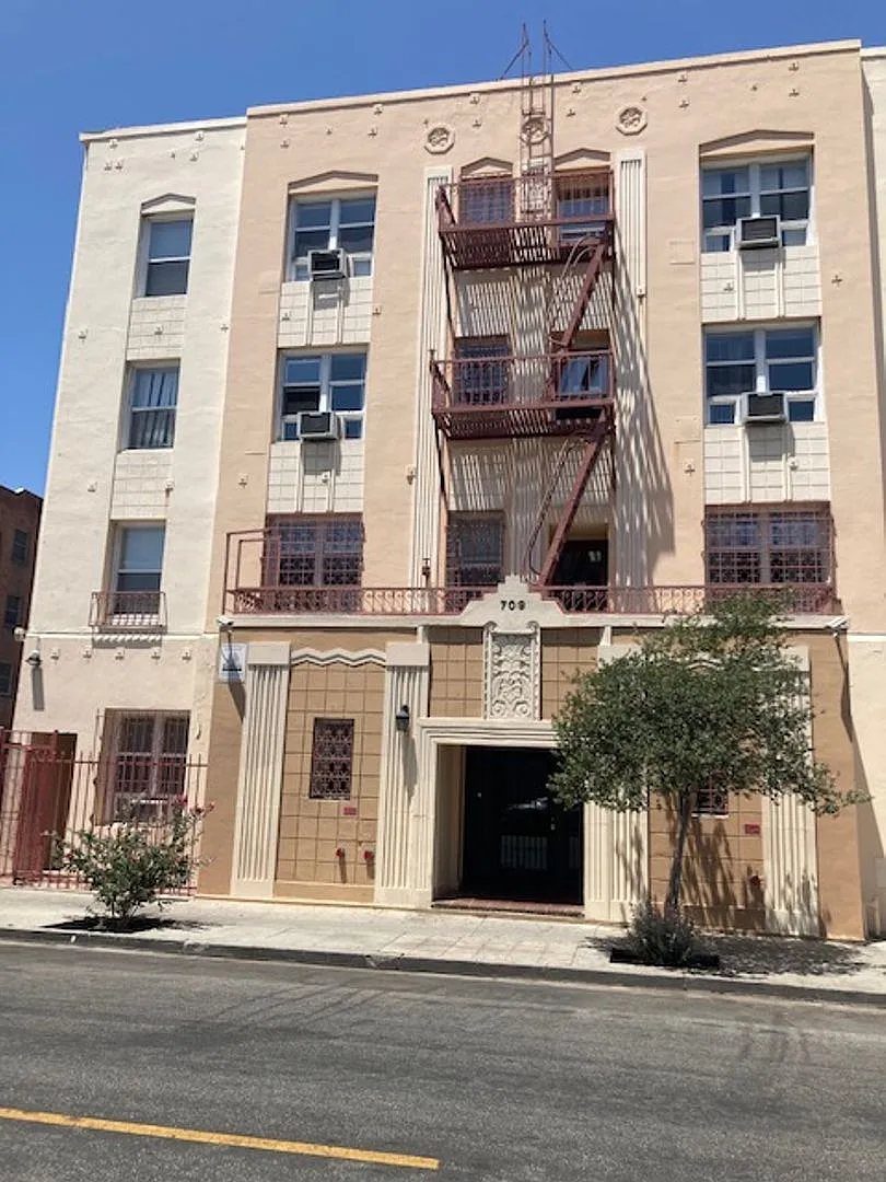 Mariposa Apartments...Gorgeous Newly Remodeled Stylish Apartments...Great Location! CALL NOW! — Photo 2