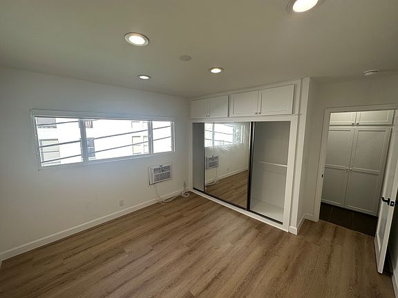 3rd image of 943 Westbourne Dr APT 5