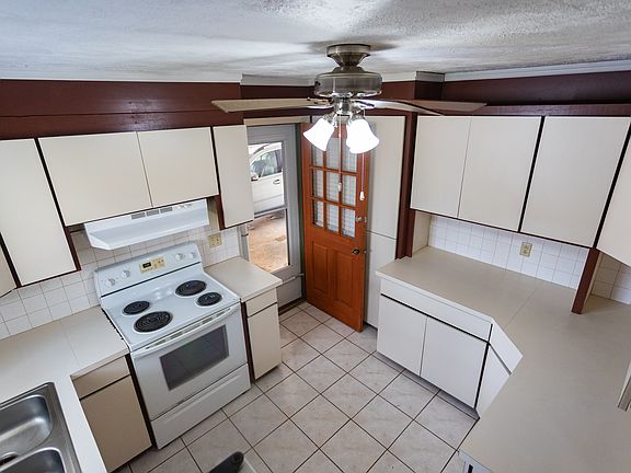3rd image of 5856 Oakleaf Dr