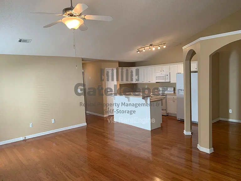 30 Courtyard Ln #30 — Photo 8