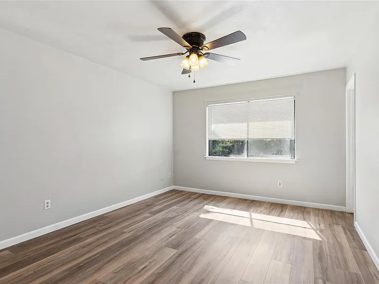 556 Hawthorne Dr — Photo 15