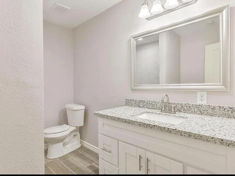 927 W 10th St — Photo 16