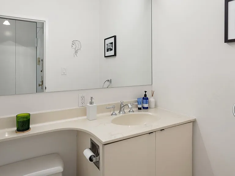 32 E 76th St #1403 — Photo 5