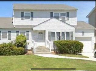 26 Knickerbocker Rd S, Plainview, NY 11803