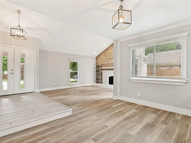 2114 Wheaton Dr — Photo 2
