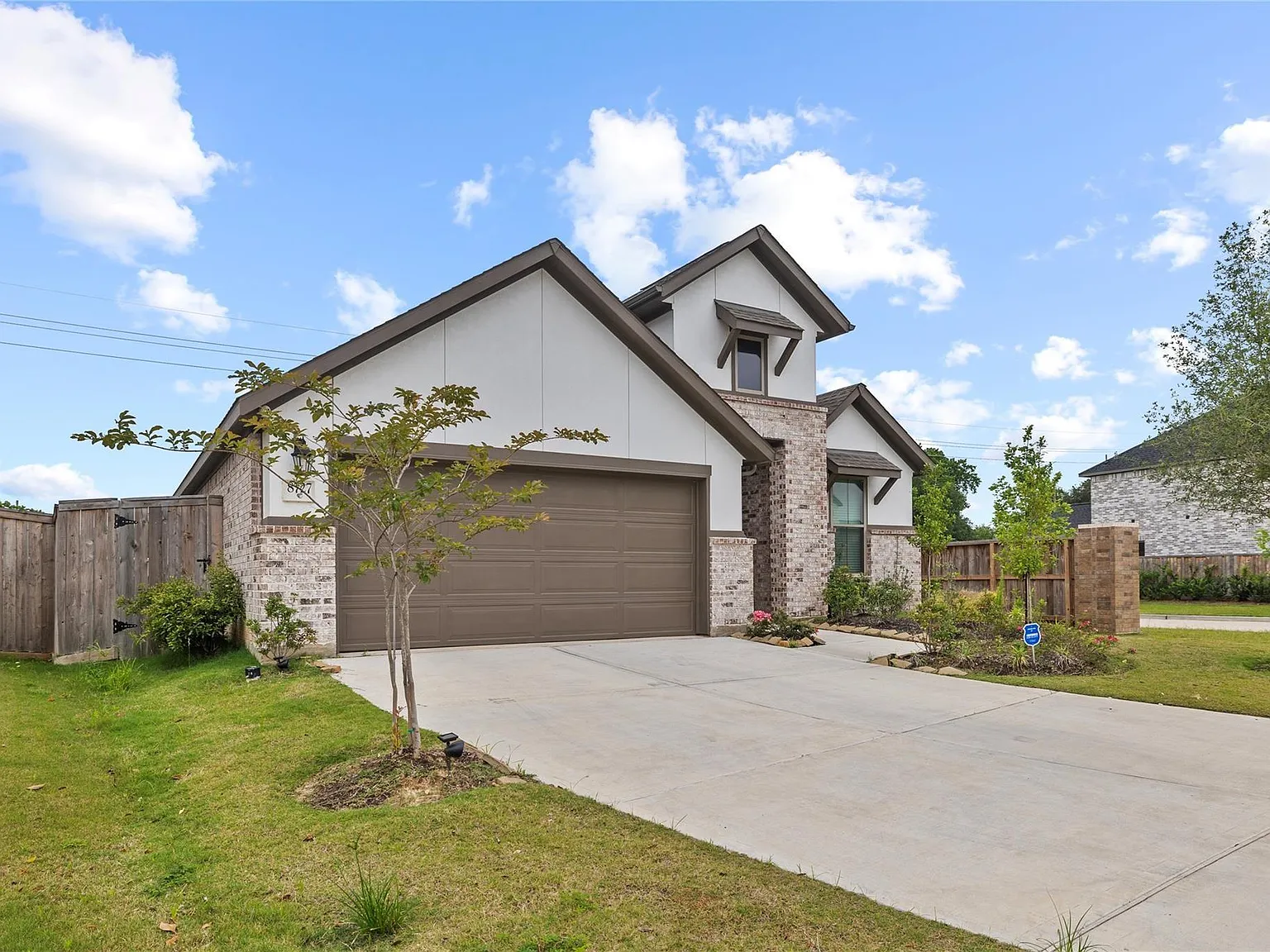 4 bed, 2.5 bath, 2241 sqft, $2,500 — Photo 2