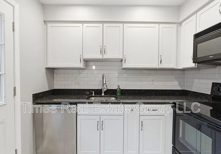 136 Brookfield Ct — Photo 23