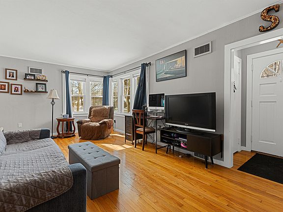 3rd image of 117 Airport Road