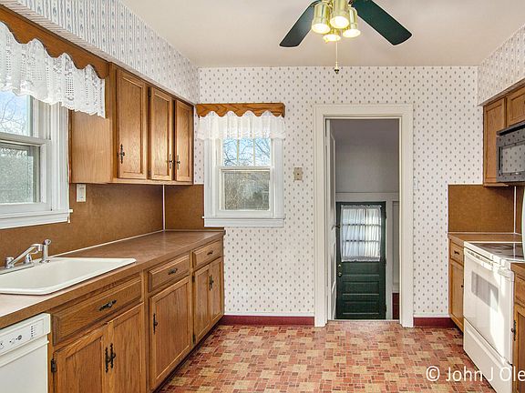 4th image of 1353 Houseman Ave NE
