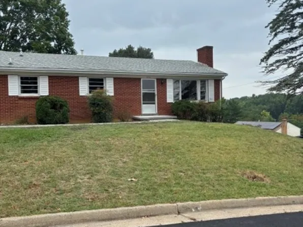 316 Monument Dr, Staunton, VA 24401