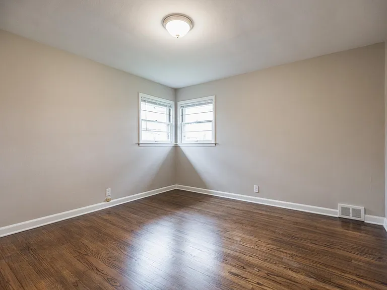 W170N8758 Edgewood Pl — Photo 13