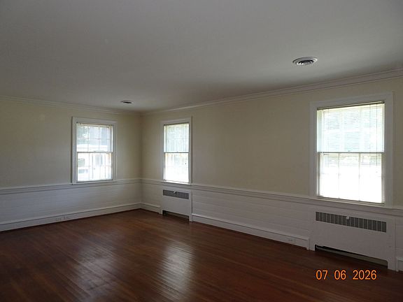 5th image of 302 Riverside Dr