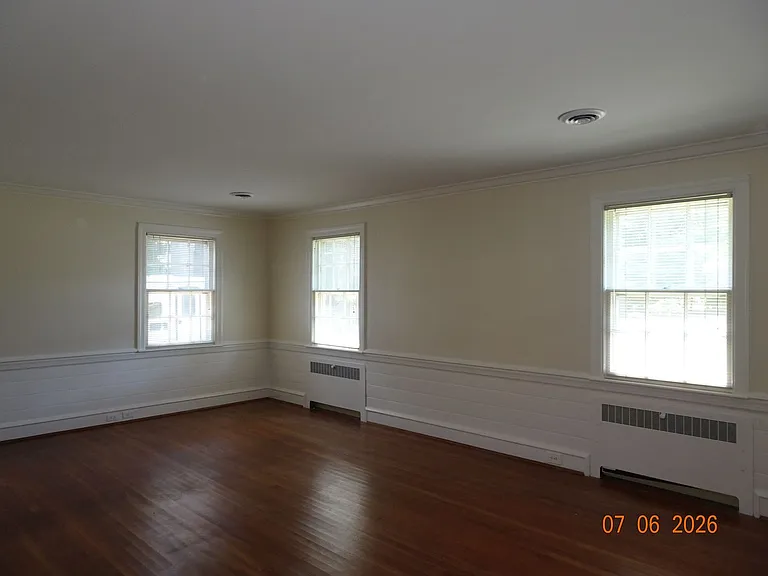 302 Riverside Dr — Photo 5