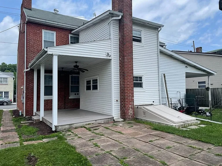 308 E Pitt St — Photo 2