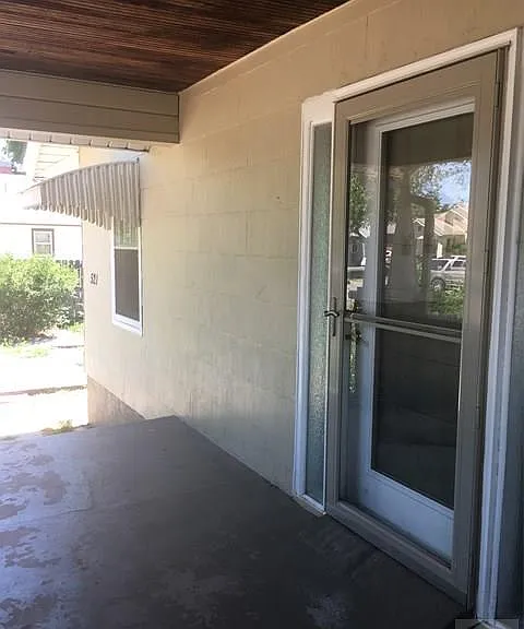 521 Brown Ave — Photo 2