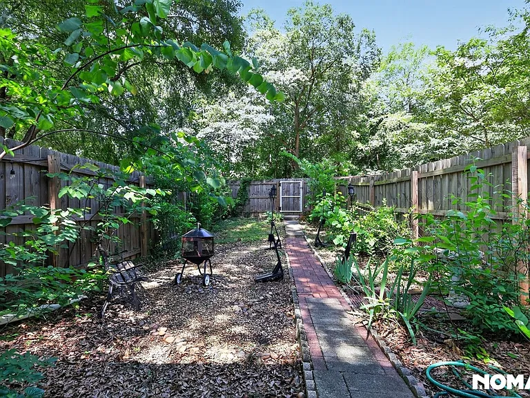 876 College Ave — Photo 24