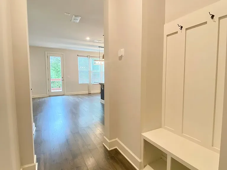502 Doxford Dr — Photo 2