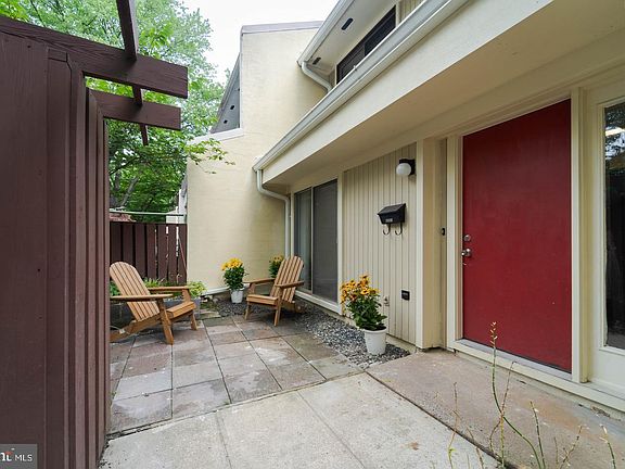 3rd image of 2221 Southgate Sq