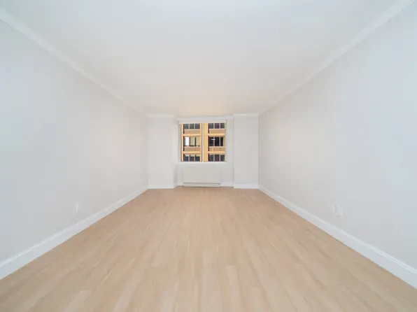 140 Riverside Boulevard image 3 of 26