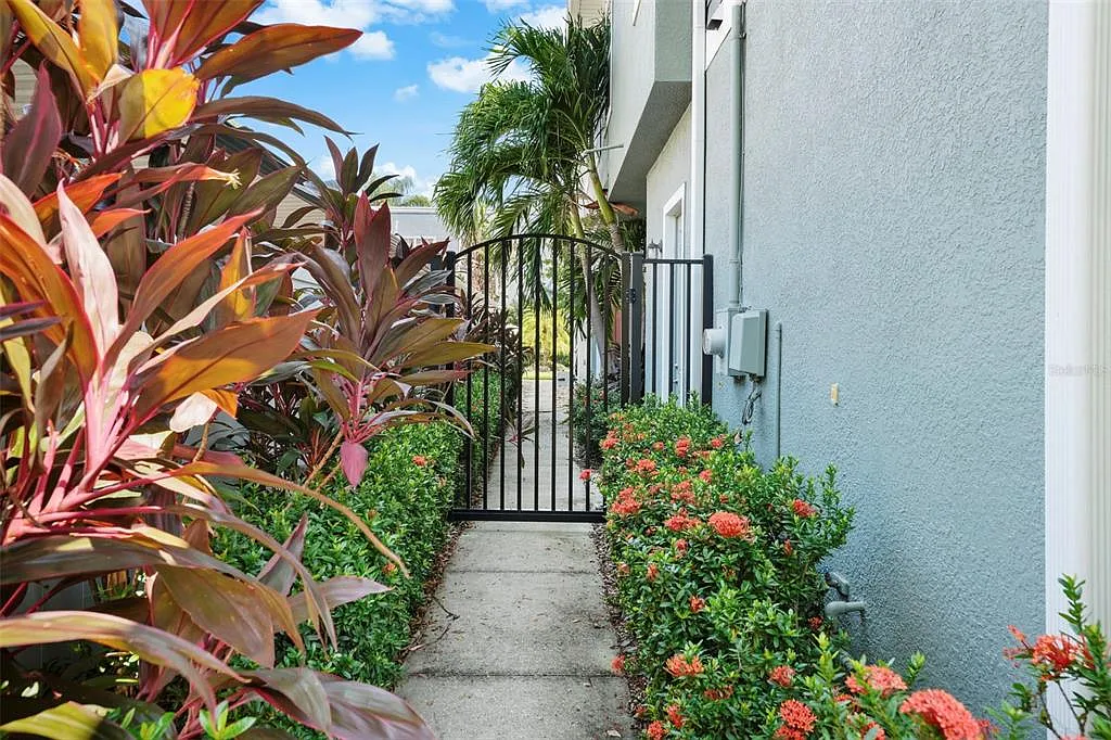 3 bed, 2.5 bath, 2065 sqft, $6,000 — Photo 2