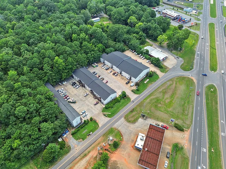 Crestview Apartments — Photo 23