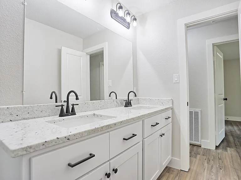 704 Natchez River Cir — Photo 32
